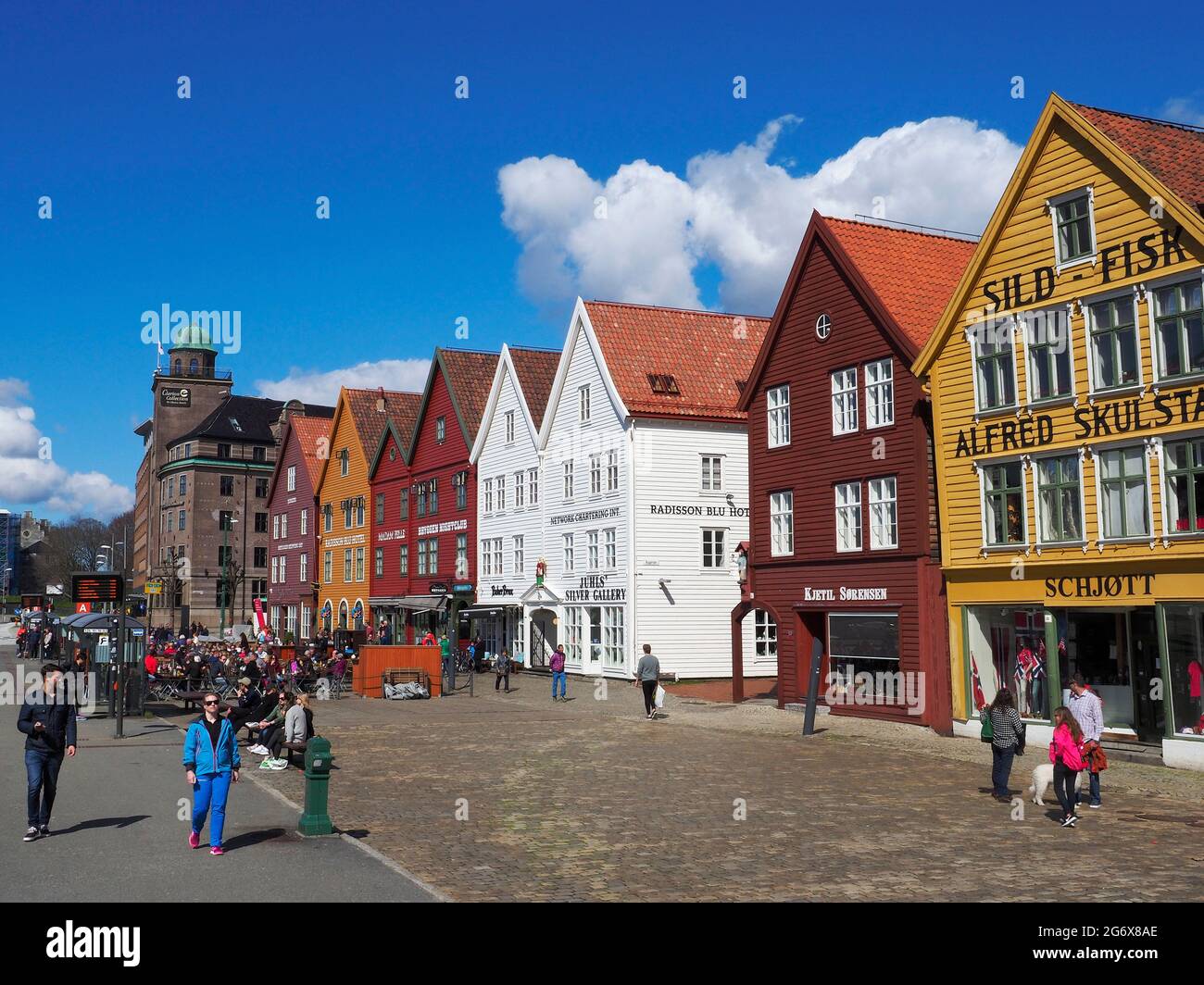 Bryggen, connu sous le nom de Tyskebryggen, est une série de bâtiments commerciaux historiques hanséatiques colorés qui bordent la partie est du port de Vågen Banque D'Images