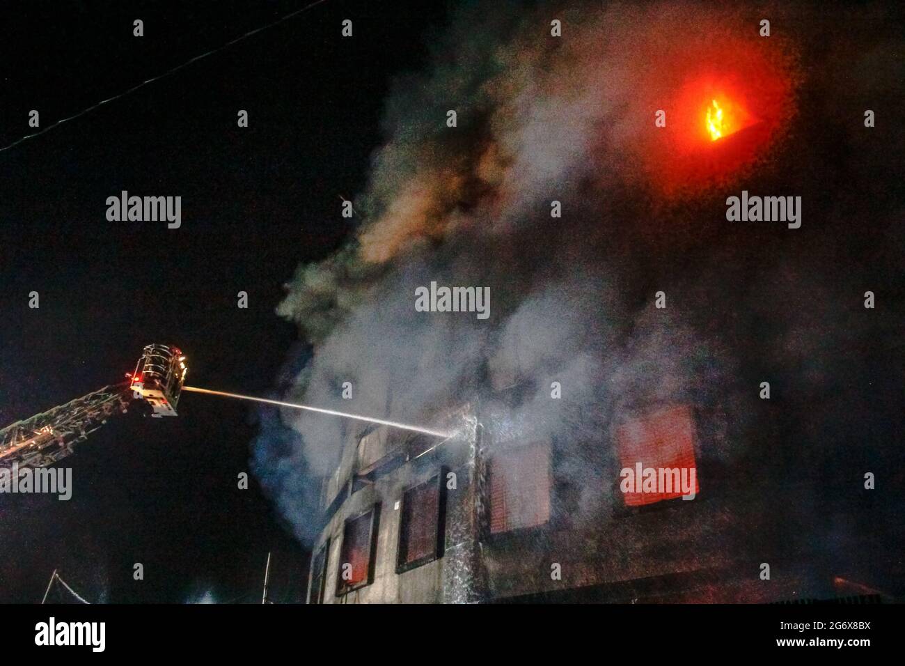 Naranganj, Bangladesh. 09e juillet 2021. Un incendie dans une usine alimentaire de Rupganj, à Narayanganj, a fait au moins trois morts et 57 blessés. L'incendie a éclaté à l'usine de Hashem Foods Ltd à Bhuta Karnagope, piégeant de nombreux travailleurs vers 5:30. (Photo de MD Ibrahim/Pacific Press) crédit: Pacific Press Media production Corp./Alay Live News Banque D'Images