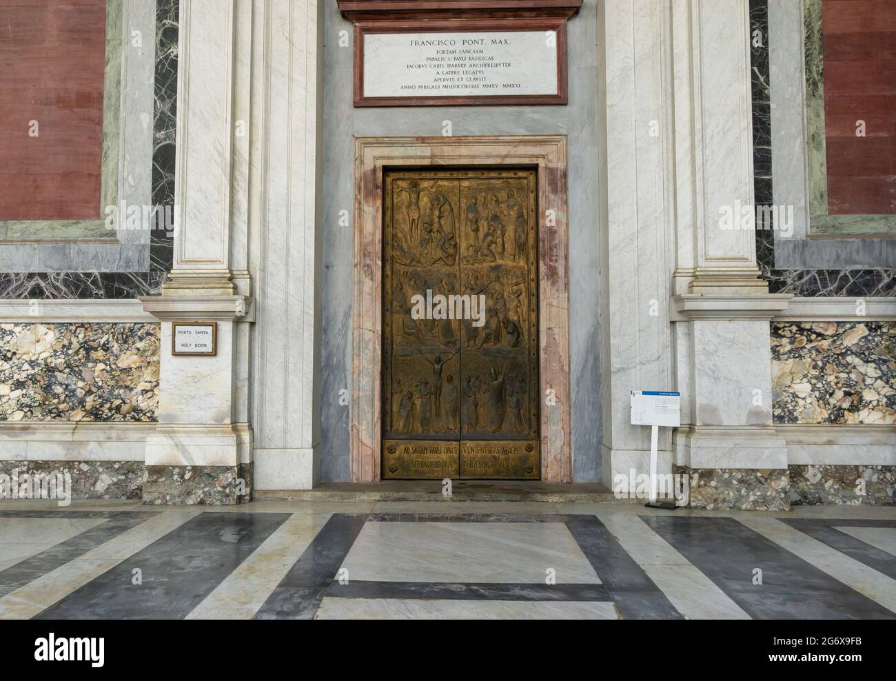 ROME, ITALIE - 6 décembre 2019 : la porte Sainte (Porta Santa) sur la basilique Saint-Paul à l'extérieur des murs. Banque D'Images