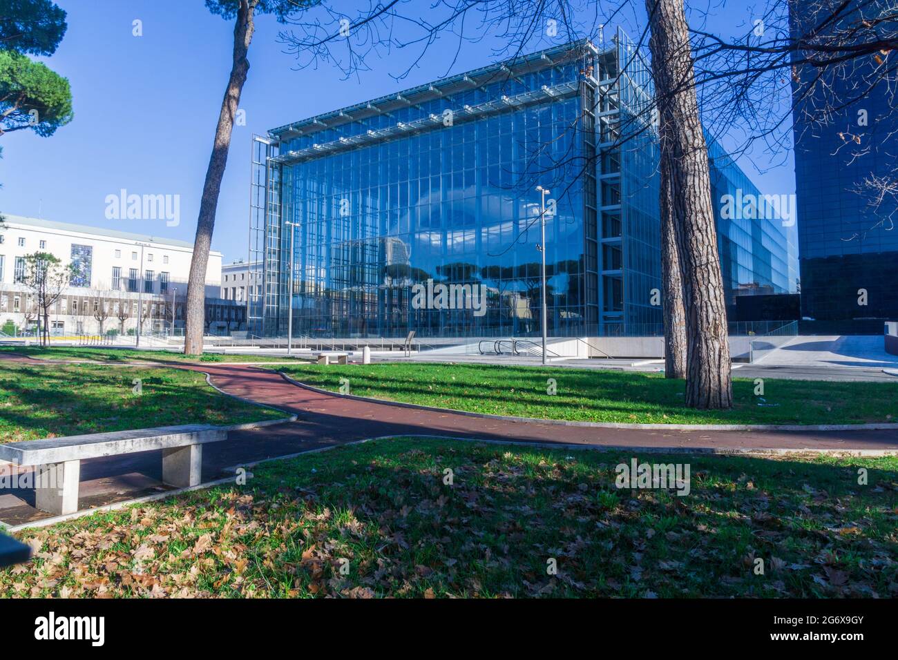ROME, ITALIE - 10 DÉCEMBRE 2019 : le centre de congrès Cloud conçu par Massimiliano Fuksas avec le parc de stationnement. Banque D'Images