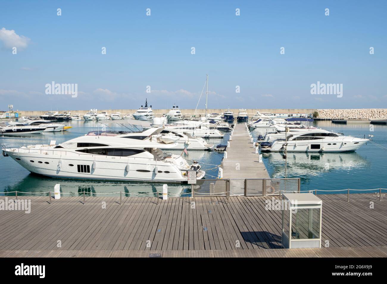 Yachts à la baie de Saint George également connu sous le nom de baie de Zaitunay, Beyrouth, Liban Banque D'Images