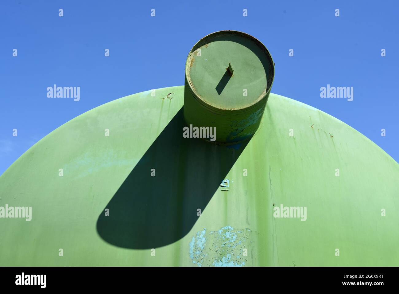 Résumé détail d'un réservoir d'eau, d'un réservoir de réserve d'eau ou d'un réservoir d'eau contenant de l'eau ou un agent de prévention des incendies pour lutter contre les feux de forêt dans le sud de la France Banque D'Images