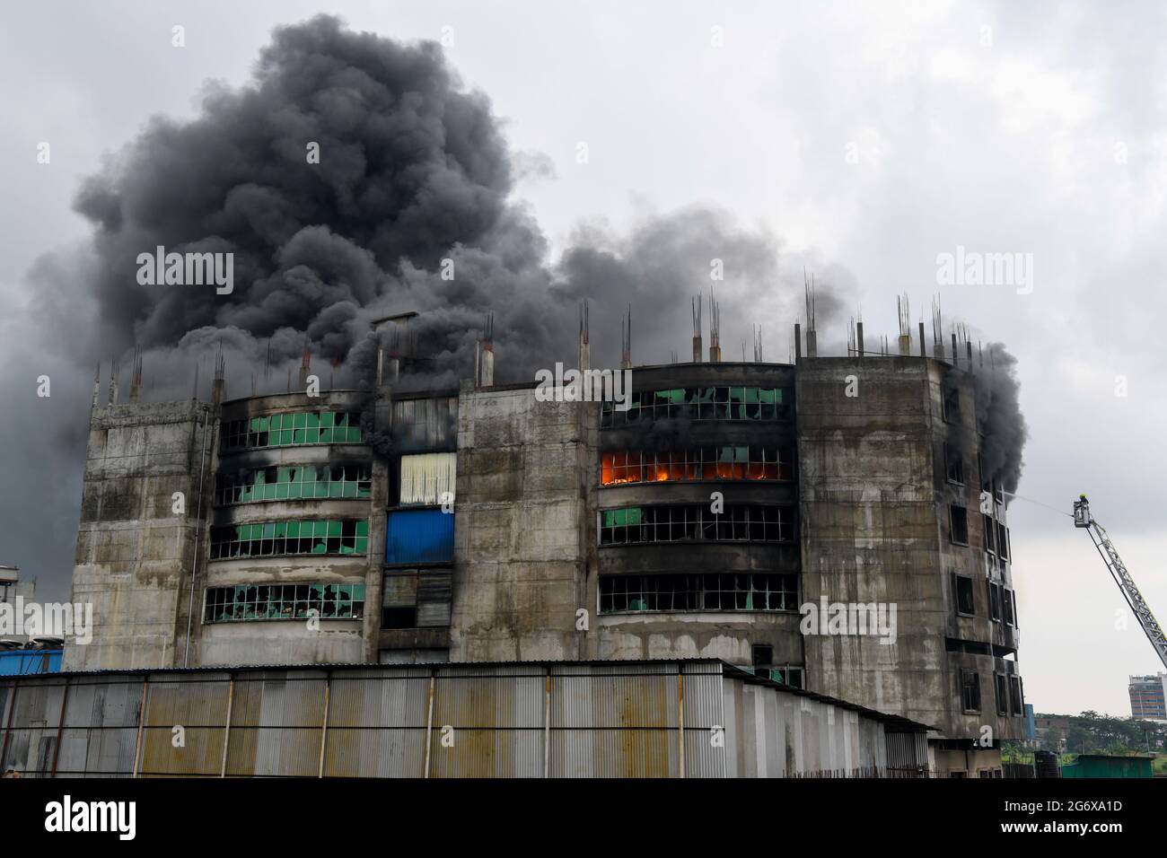 Dhaka, Bangladesh. 09e juillet 2021. Vue d'un bâtiment endommagé après qu'un incendie a éclaté dans une usine nommée Hashem Foods Ltd à Rupganj, dans le district de Narayanganj, à la périphérie de Dhaka.au moins trois personnes ont été tuées, 20 autres blessées et beaucoup d'autres sont craints piégés après un incendie massif qui a traversé une usine. la cause de l'incendie qui a pris naissance au rez-de-chaussée d'un immeuble de plusieurs étages de l'usine n'est pas encore connue. Crédit : SOPA Images Limited/Alamy Live News Banque D'Images