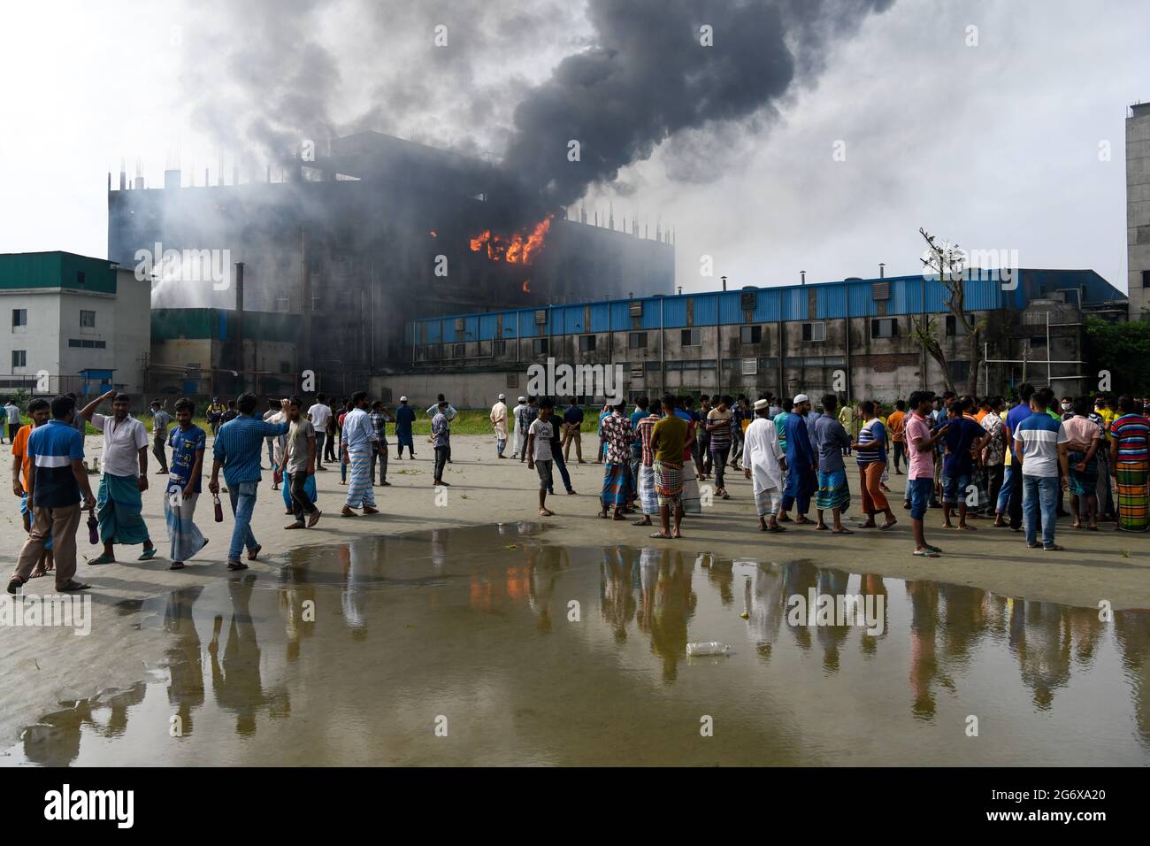 Dhaka, Bangladesh. 09e juillet 2021. Vue d'un bâtiment endommagé après qu'un incendie a éclaté dans une usine nommée Hashem Foods Ltd à Rupganj, dans le district de Narayanganj, à la périphérie de Dhaka.au moins trois personnes ont été tuées, 20 autres blessées et beaucoup d'autres sont craints piégés après un incendie massif qui a traversé une usine. la cause de l'incendie qui a pris naissance au rez-de-chaussée d'un immeuble de plusieurs étages de l'usine n'est pas encore connue. Crédit : SOPA Images Limited/Alamy Live News Banque D'Images