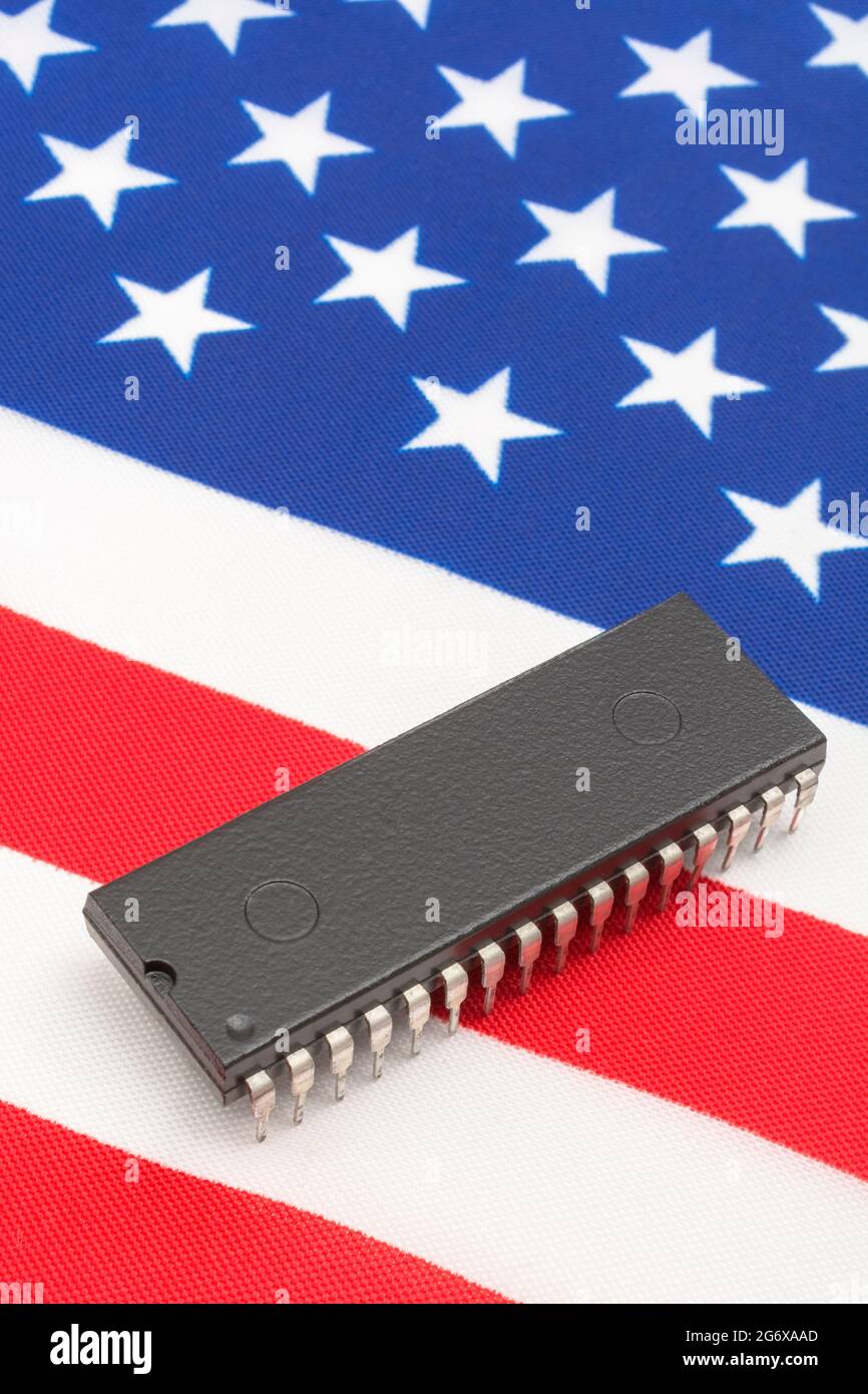Plan rapproché du circuit intégré / puce EPROM sur le petit drapeau américain Stars & Stripes. Pour les start-ups américaines de semi-conducteurs, la suprématie américaine sur les puces. Banque D'Images