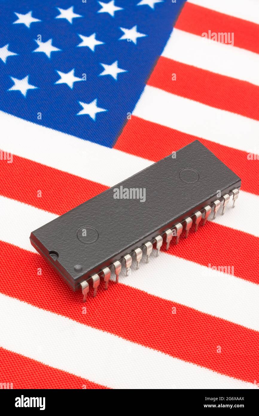 Plan rapproché du circuit intégré / puce EPROM sur le petit drapeau américain Stars & Stripes. Pour les start-ups américaines de semi-conducteurs, la suprématie américaine sur les puces. Banque D'Images