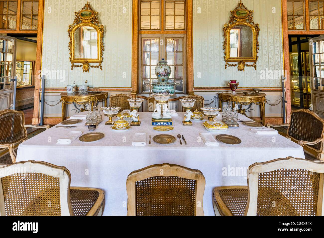 Palais de Queluz, municipalité de Sintra, Portugal. Salle à manger intime. La construction du palais Rococo a commencé en 1747 sous la supervision de la République de Fendant Banque D'Images