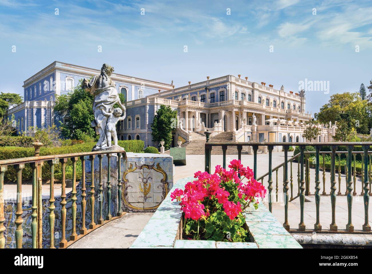 Palais de Queluz, municipalité de Sintra, Portugal. Le Jardim Baixo ou le jardin inférieur. La construction du palais a commencé en 1747 sous la supervision de Banque D'Images