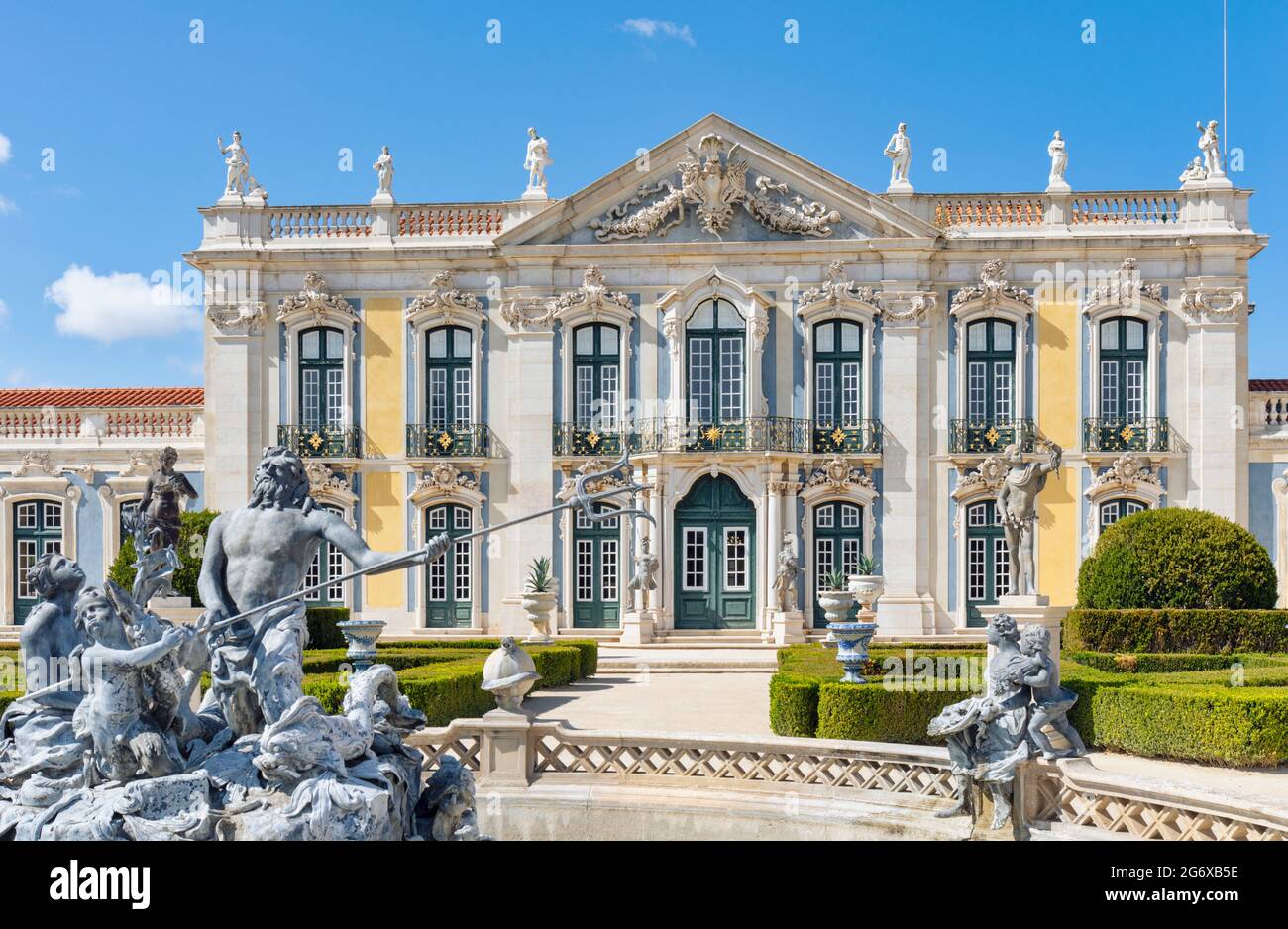 Palais de Queluz, municipalité de Sintra, Portugal. La façade matrimoniale. La construction du palais a commencé en 1747 sous la supervision de l'arc portugais Banque D'Images