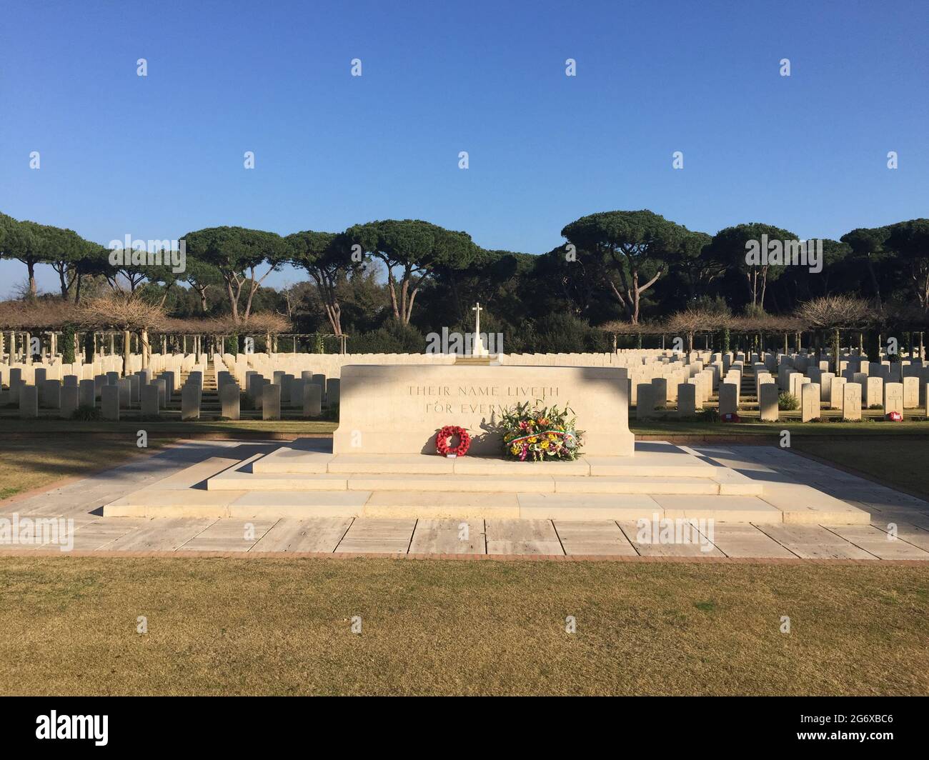 ANZIO, ROME, ITALIE - 23 JANVIER 2020 : l'autel en pierre porte l'inscription « leur nom est le liveth pour toujours plus » au cimetière de guerre de Beach Head (également appelé le Banque D'Images