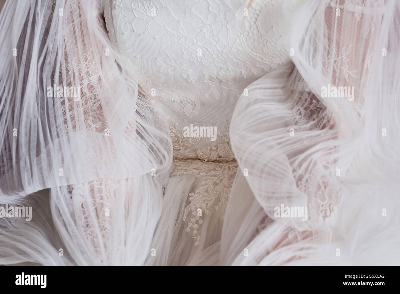 Dentelle blanche sur une robe de mariage ou de soirée. Image délicate, texture Banque D'Images