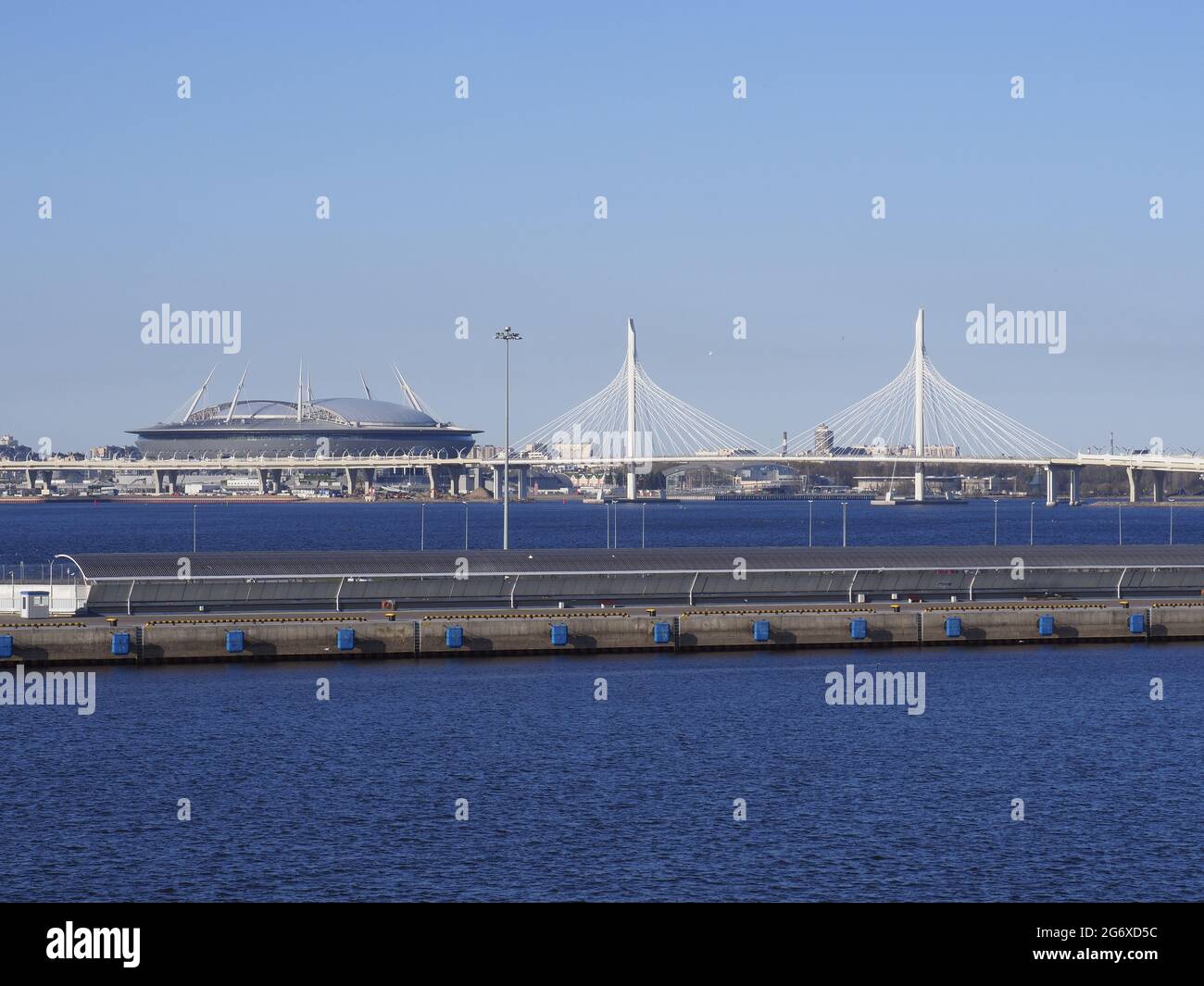 St Petersberg ou le stade de football de Krestovsky Russie sur la côte Baltique en journée Banque D'Images