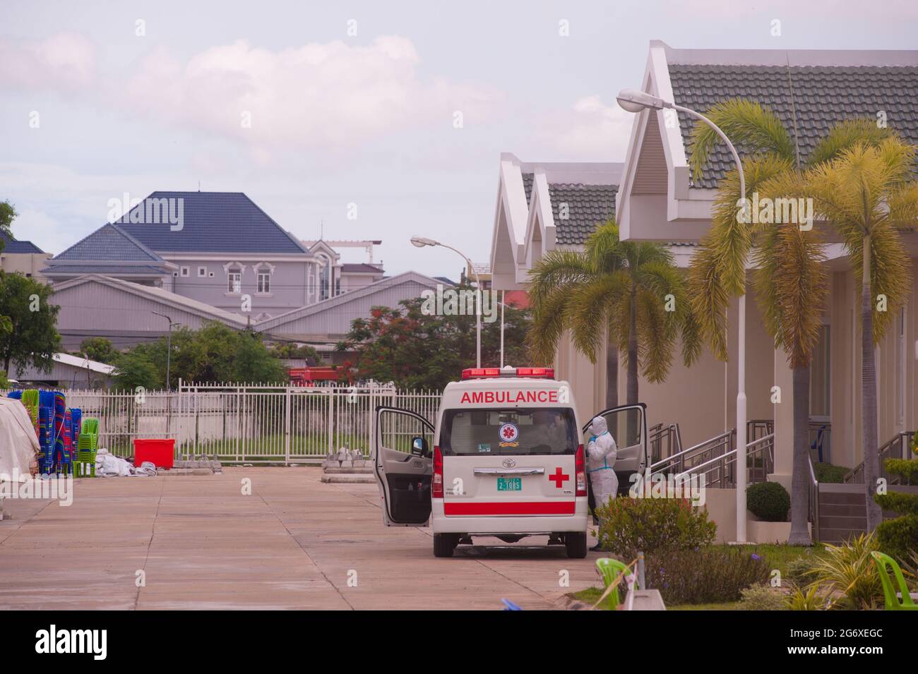 Phnom Penh, Cambodge. 9 juillet 2021. Pendant 4 mois, Phnom Penh lutte contre une vague de COVID - 19. Sur un site de tests de masse, un EMT / medic en EPI complet se prépare à prendre un patient coronavirus positif dans une ambulance. Credit: Kraig Lieb / Alay Live News Banque D'Images