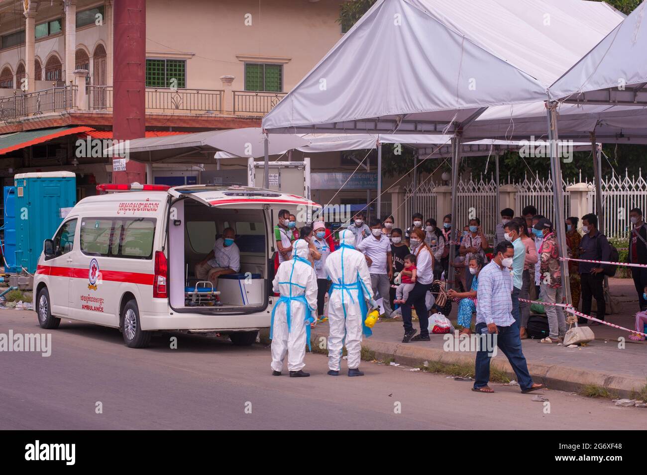 Phnom Penh Cambodge 9 Juillet 21 Pendant 4 Mois Phnom Penh A Lutte Contre Une Augmentation De La Covid 19 Les Cambodgiens Qui Se Sont Averes Positifs Pour Le Virus Attendent
