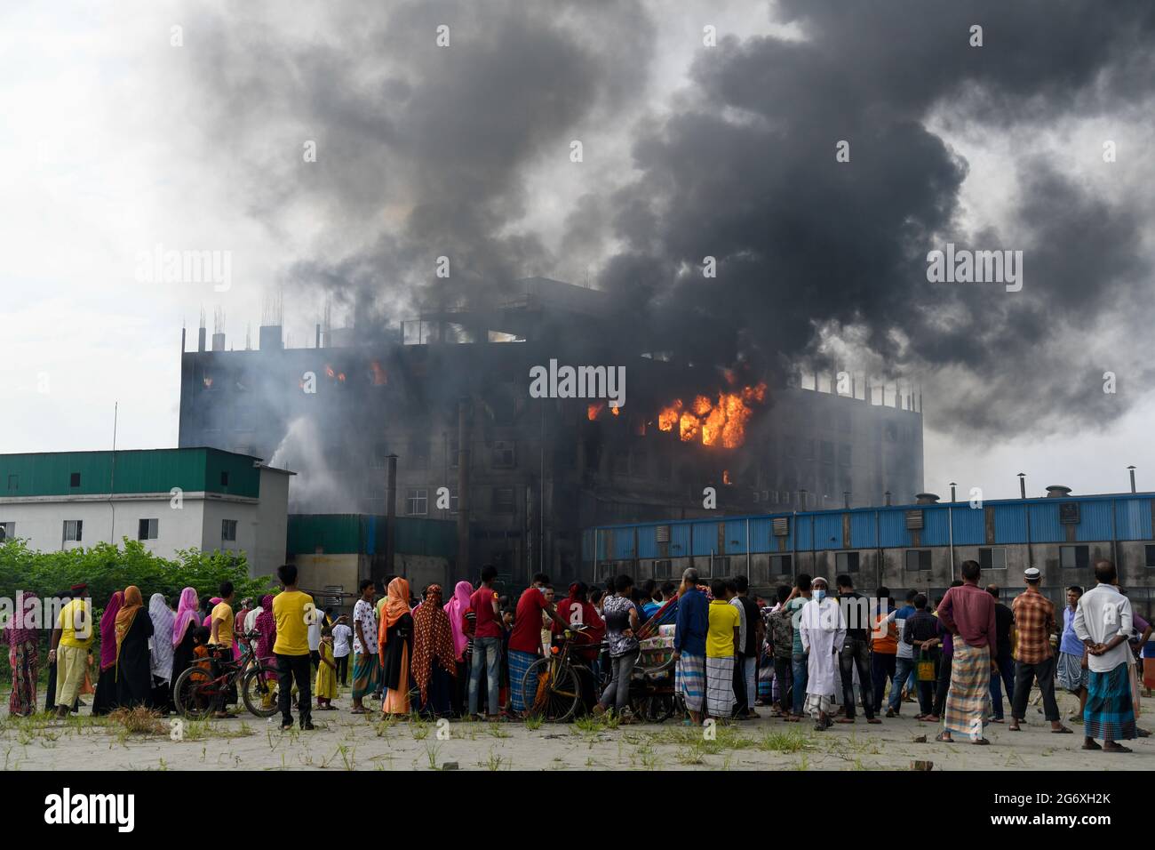 Dhaka, Bangladesh. 09e juillet 2021. Vue d'un bâtiment endommagé après qu'un incendie a éclaté dans une usine nommée Hashem Foods Ltd à Rupganj, dans le district de Narayanganj, à la périphérie de Dhaka.au moins trois personnes ont été tuées, 20 autres blessées et beaucoup d'autres sont craints piégés après un incendie massif qui a traversé une usine. la cause de l'incendie qui a pris naissance au rez-de-chaussée d'un immeuble de plusieurs étages de l'usine n'est pas encore connue. Crédit : SOPA Images Limited/Alamy Live News Banque D'Images