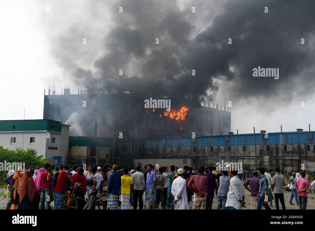 Dhaka, Bangladesh. 09e juillet 2021. Vue d'un bâtiment endommagé après qu'un incendie a éclaté dans une usine nommée Hashem Foods Ltd à Rupganj, dans le district de Narayanganj, à la périphérie de Dhaka.au moins trois personnes ont été tuées, 20 autres blessées et beaucoup d'autres sont craints piégés après un incendie massif qui a traversé une usine. la cause de l'incendie qui a pris naissance au rez-de-chaussée d'un immeuble de plusieurs étages de l'usine n'est pas encore connue. Crédit : SOPA Images Limited/Alamy Live News Banque D'Images