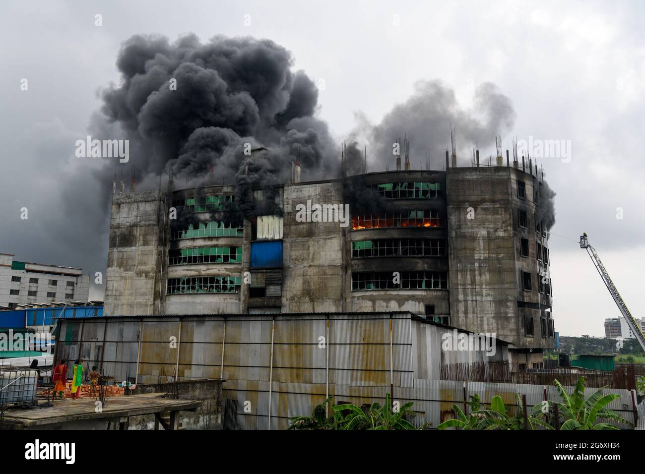 Dhaka, Bangladesh. 09e juillet 2021. Vue d'un bâtiment endommagé après qu'un incendie a éclaté dans une usine nommée Hashem Foods Ltd à Rupganj, dans le district de Narayanganj, à la périphérie de Dhaka.au moins trois personnes ont été tuées, 20 autres blessées et beaucoup d'autres sont craints piégés après un incendie massif qui a traversé une usine. la cause de l'incendie qui a pris naissance au rez-de-chaussée d'un immeuble de plusieurs étages de l'usine n'est pas encore connue. Crédit : SOPA Images Limited/Alamy Live News Banque D'Images