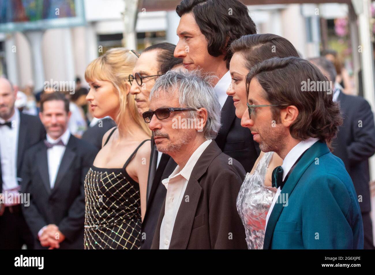 Angele (l-r), Russell Mael, Ron Mael, Adam Driver, réalisateur Leos Carax, Marion Cotillard et Simon Helberg assistent à la première Annette du 74e Festival annuel de Cannes au Palais des Festivals de Cannes, le 06 juillet 2021. Banque D'Images