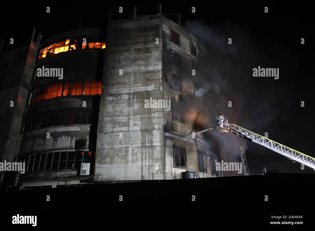 Dhaka, Dhaka, Bangladesh. 9 juillet 2021. 09, juillet, 2021 un incendie a éclaté à l'usine de Hashem Foods Ltd dans Rupganj de Narayanganj au Bangladesh crédit: Harun-or-Rashid/ZUMA Wire/Alamy Live News Banque D'Images