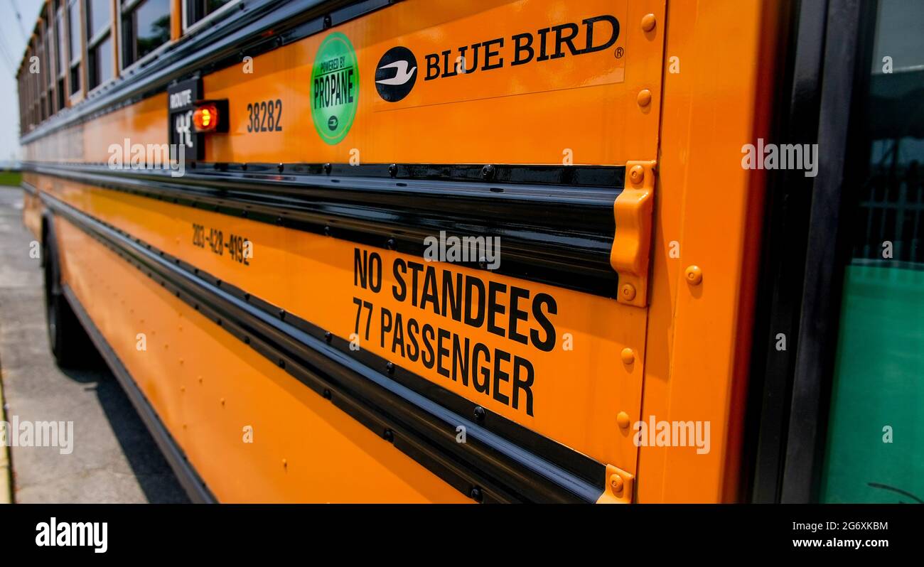 NORWALK, CT, Etats-Unis - 6 JUILLET 2021: Bus scolaire sur la plage de Calf Pature vue latérale Banque D'Images