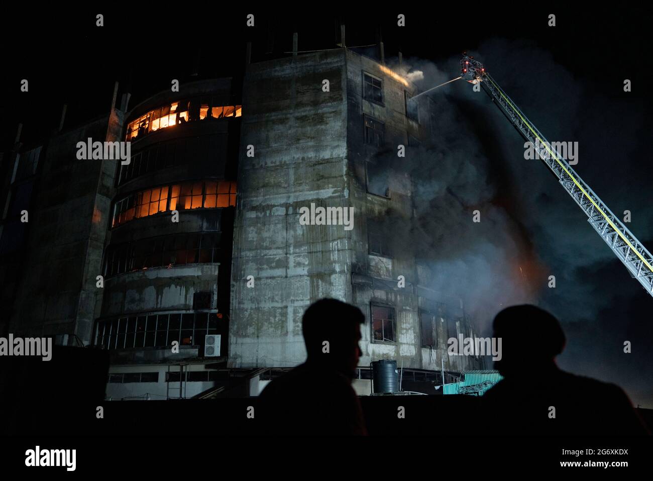 Rupganj, Bangladesh. 9 juillet 2021. Un incendie mortel a éclaté dans une usine alimentaire de Rupganj, à Narayanganj. Plus de 50 personnes sont mortes à cause du feu qui a forcé de nombreux travailleurs à sauter pour leur vie depuis les étages supérieurs. Banque D'Images