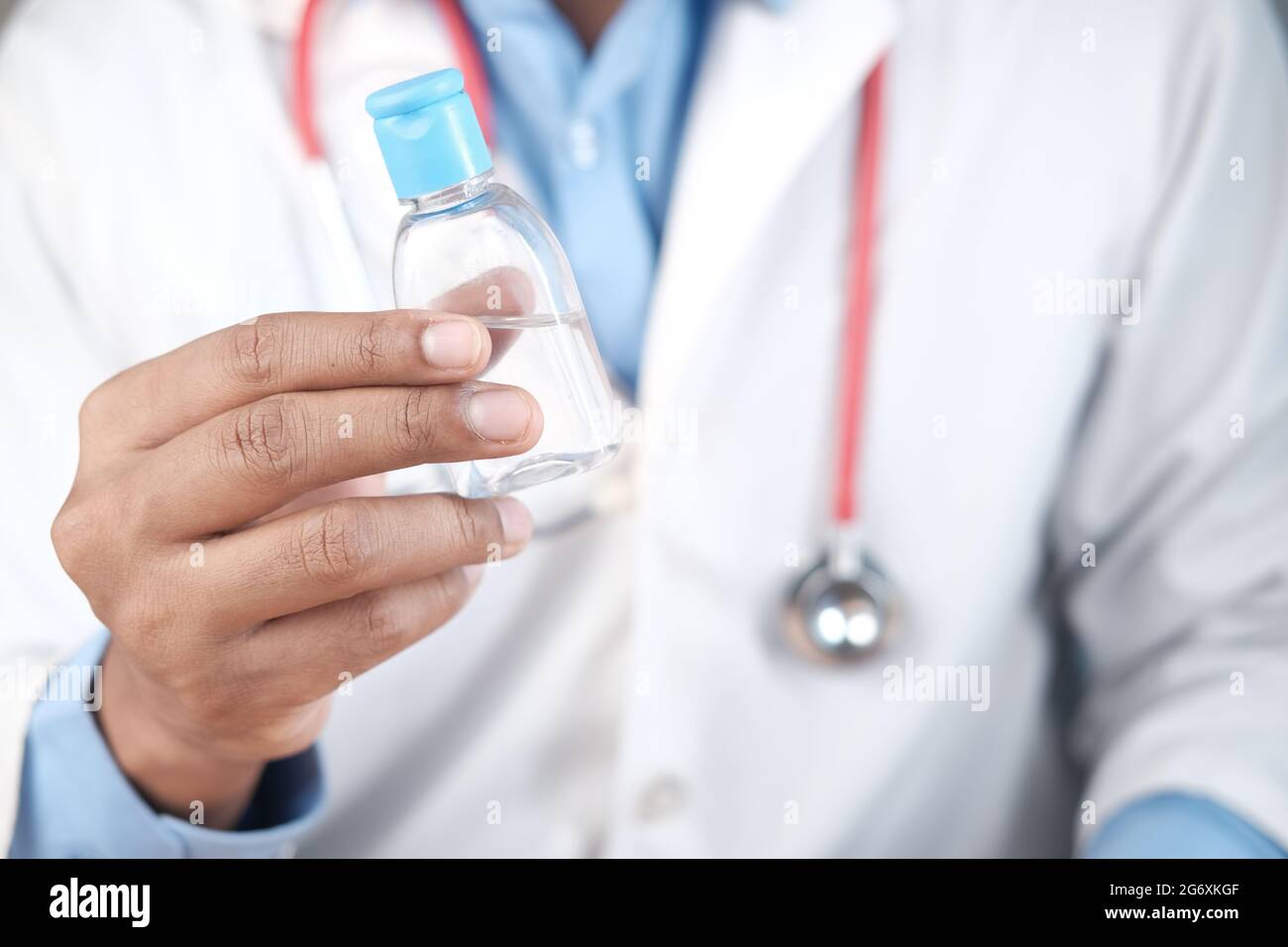 gros plan du médecin tenant le désinfectant pour les mains Banque D'Images