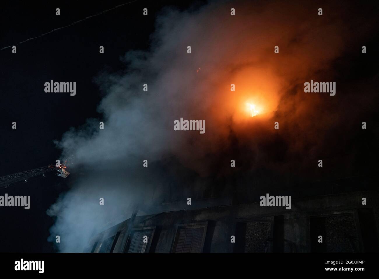 Rupganj, Bangladesh. 9 juillet 2021. Un incendie mortel a éclaté dans une usine alimentaire de Rupganj, à Narayanganj. Plus de 50 personnes sont mortes à cause du feu qui a forcé de nombreux travailleurs à sauter pour leur vie depuis les étages supérieurs. Banque D'Images