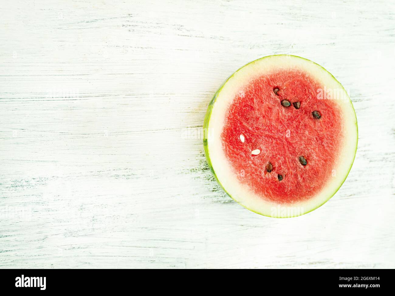 Pastèque, fruits tropicaux sur fond lumineux, photo moderne minimaliste. Banque D'Images