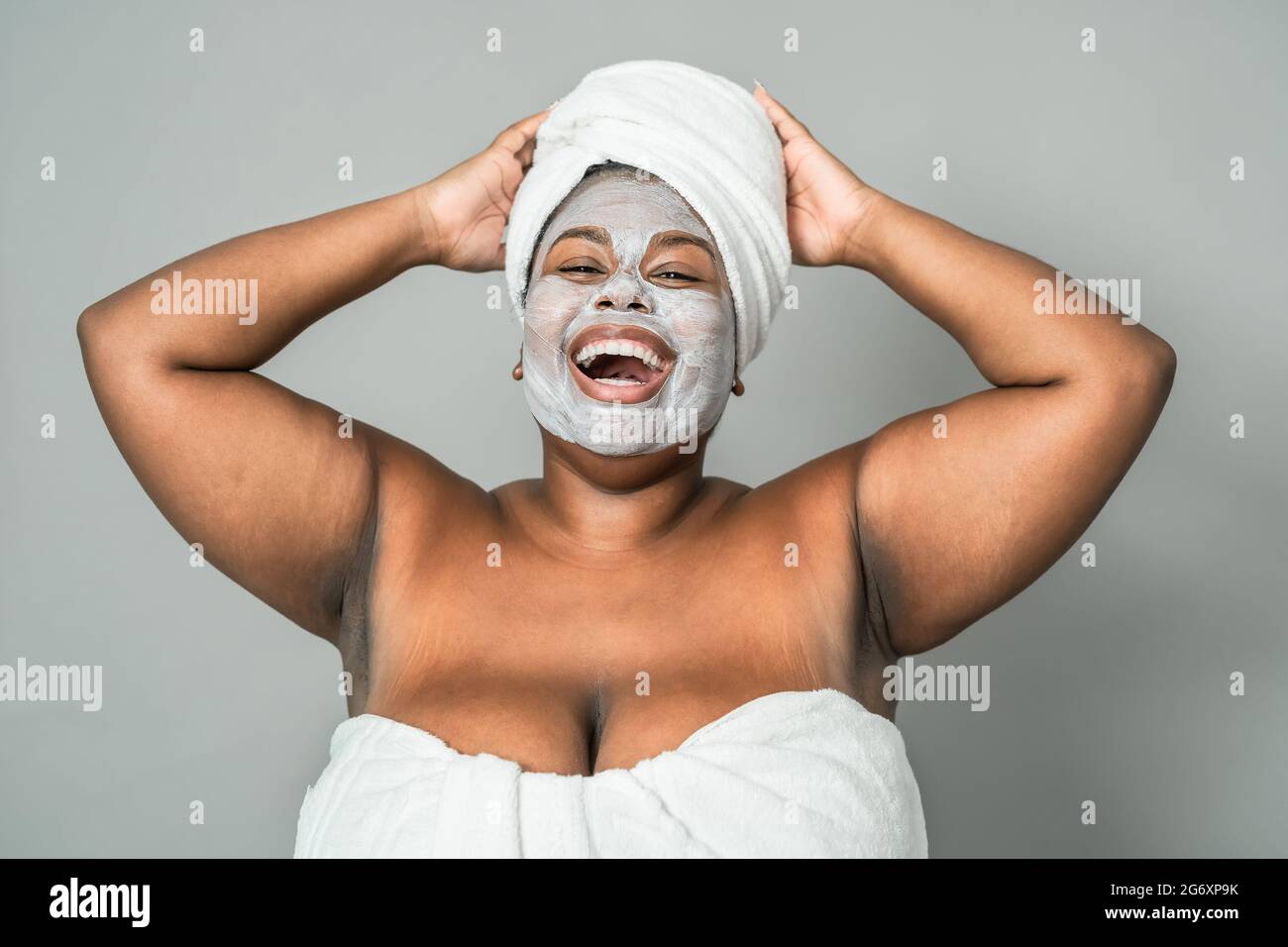 Happy Curvy femme africaine ayant soin de peau spa jour - beauté saine traitement propre et les jeunes gens style de vie concept Banque D'Images