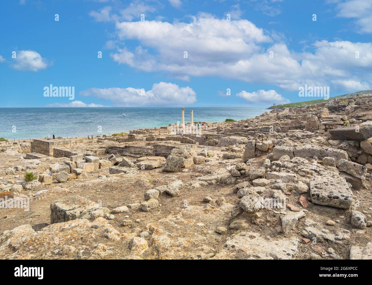 Cabras (Italie) - la ville touristique côtière de la région et de l'île de Sardaigne, avec plage, péninsule de Sinis et site archéologique de Tharros. Banque D'Images