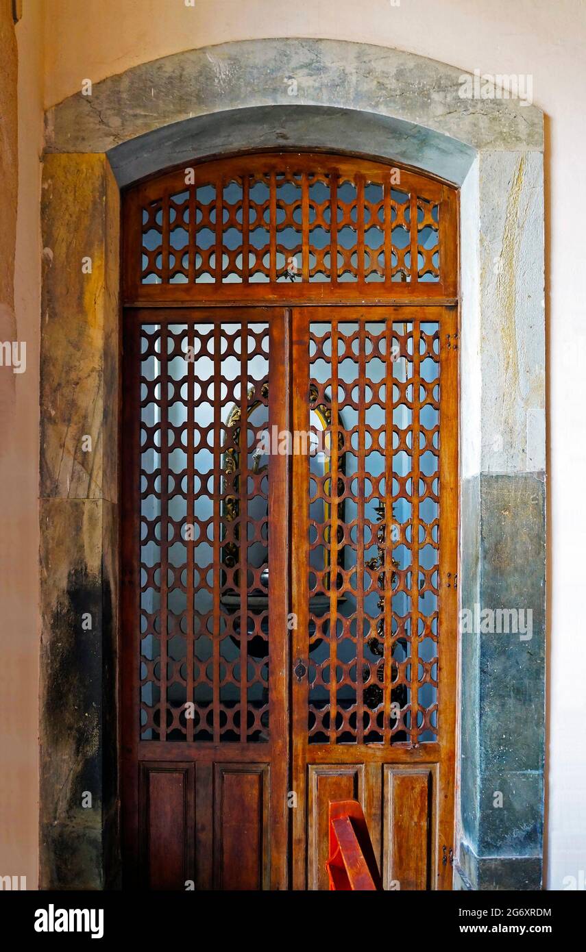 Porte avec grill en bois dans l'église baroque, Sao Joao del Rei, Minas Gerais, Brésil Banque D'Images