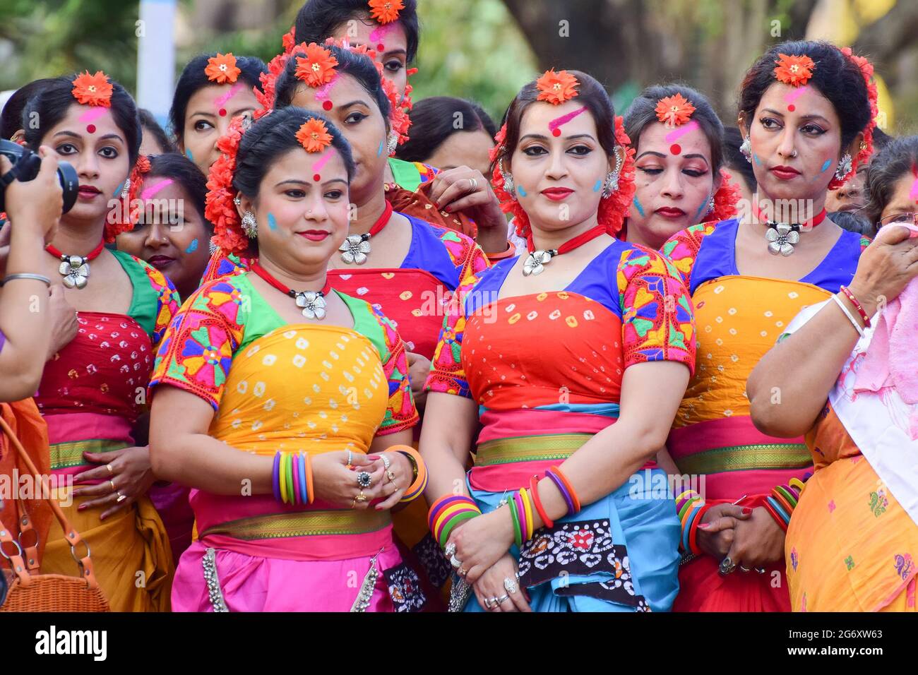 KOLKATA , INDE - 5 MARS 2015 : jeunes filles danseuses attendant de se produire au festival Holi / Spring, connu sous le nom de Dol (au Bengali) ou Holi (en hindi) celebr Banque D'Images