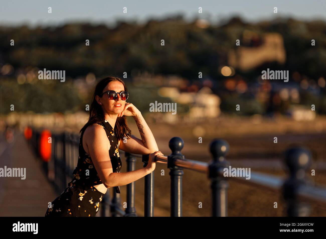 Photo : Natasha Jenkins fait une promenade au lever du soleil sur la promenade Mumbles, près de Swansea, pays de Galles, Royaume-Uni. Dimanche 13 juin 2021 objet: Températures élevées et s Banque D'Images