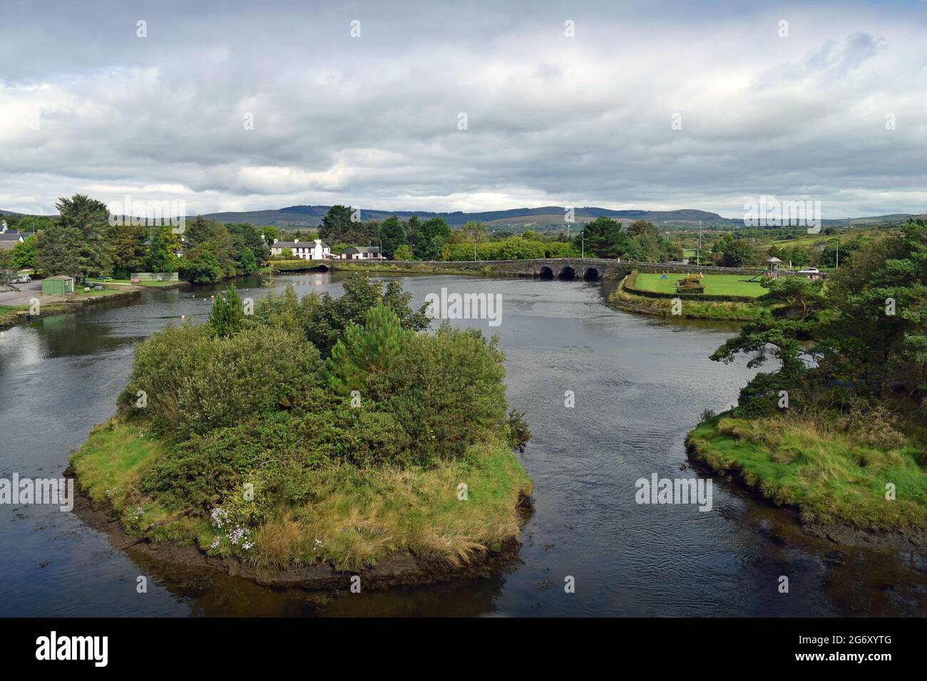 Vue sur le village de Ballydehob et la rivière des marées, West Cork, Irlande. Banque D'Images