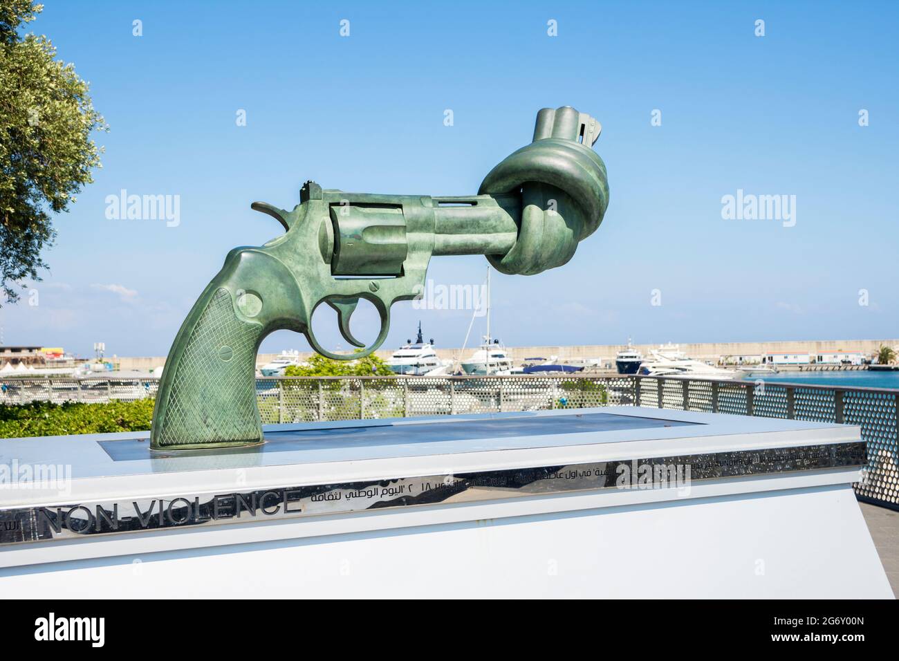 Sculpture de non-violence ou de canon à nœuds par l'artiste suédois Carl Fredrik Reutersward à la baie de Zaitunay, Beyrouth, Liban Banque D'Images