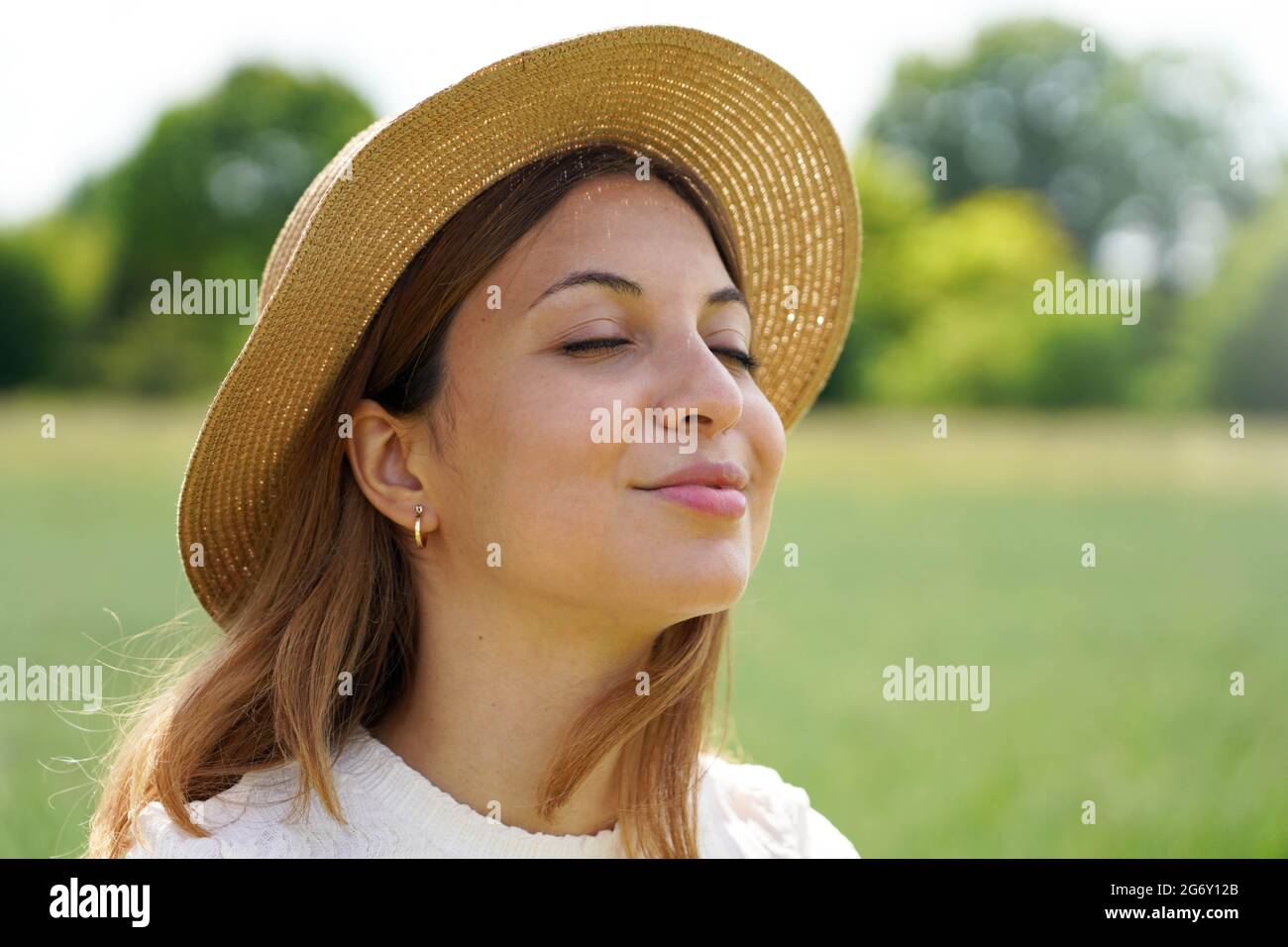 Gros plan d'une fille qui respire de l'air frais profond avec des yeux  fermés Photo Stock - Alamy