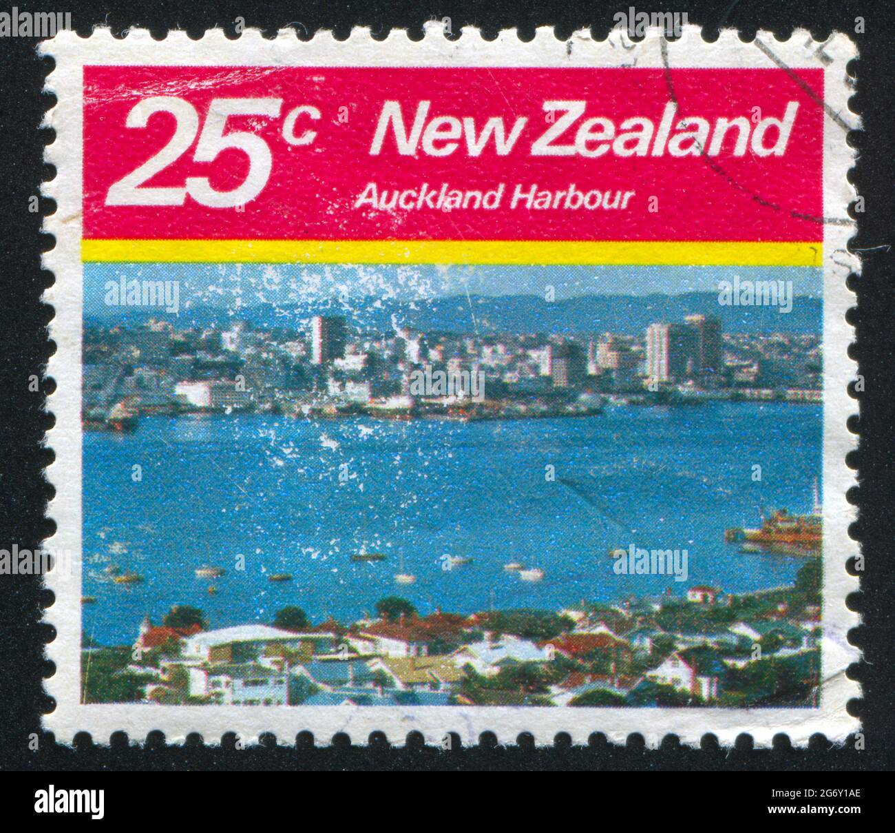 NOUVELLE-ZÉLANDE - VERS 1980 : timbre imprimé par la Nouvelle-Zélande, montre le port d'Auckland, vers 1980 Banque D'Images