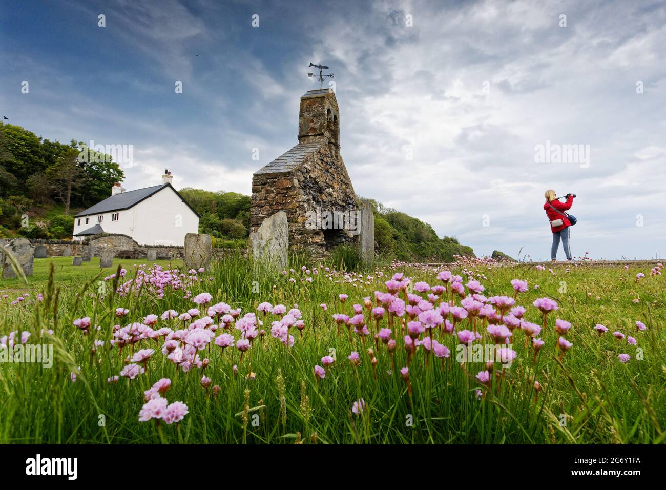 Photo : les vestiges d'une ancienne chapelle dans le village de MCG-YR-Eglwys. Mercredi 02 juin 2021 objet: Le village de CWM-YR-Eglwys où la plupart des hou Banque D'Images