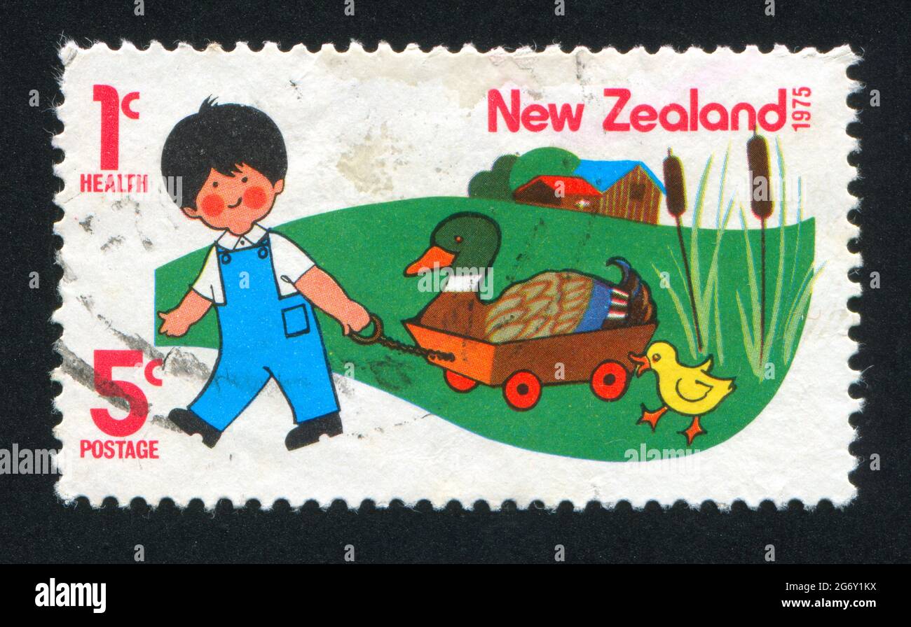 NOUVELLE-ZÉLANDE - VERS 1975: Timbre imprimé par la Nouvelle-Zélande, montre Boy avec canard et caneton, vers 1975 Banque D'Images