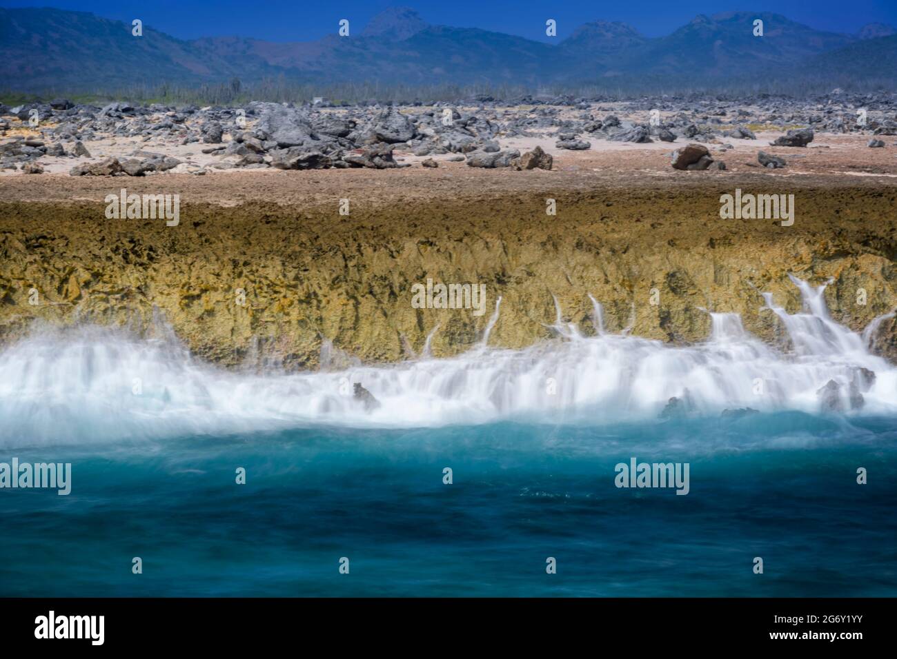 Partie sauvage de la côte avec le flou de mouvement, sur le côté nord-est de Bonaire, Antilles néerlandaises. Banque D'Images