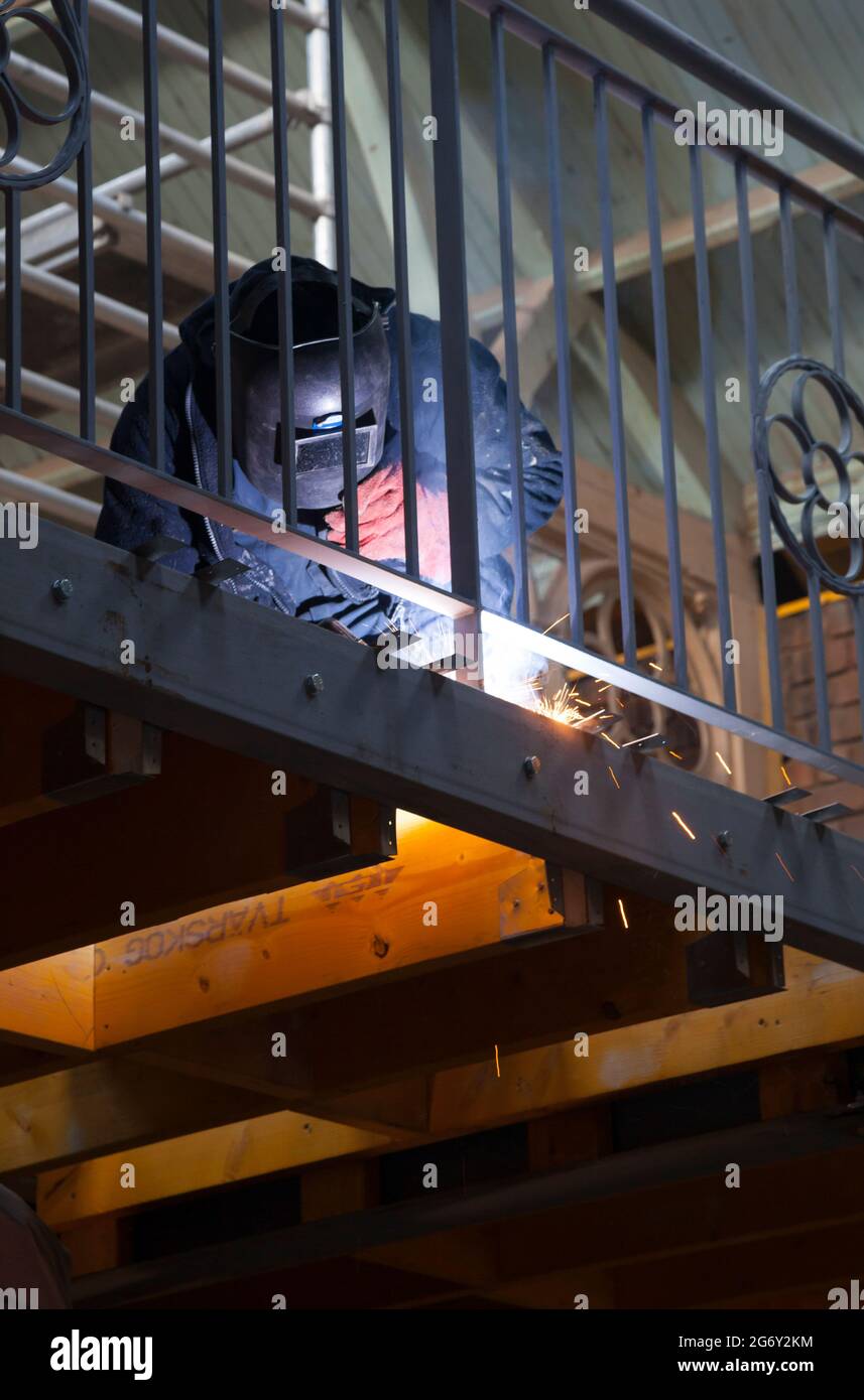 Homme au travail soudant une balastrade. Banque D'Images