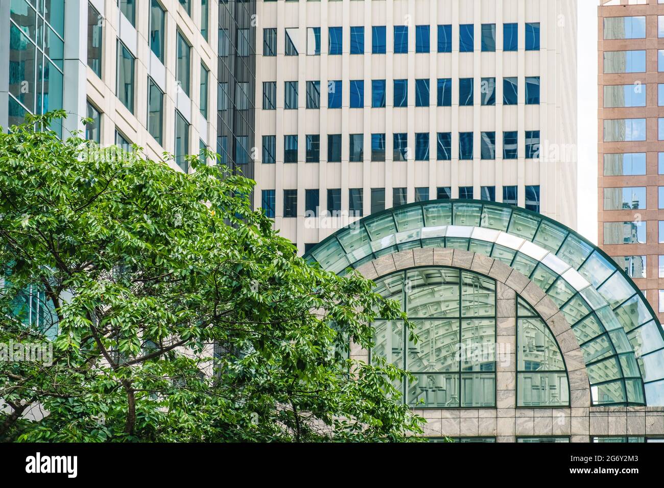 Multiples façades urbaines aux formes géométriques en noir et blanc à Charlotte, Caroline du Nord, États-Unis Banque D'Images