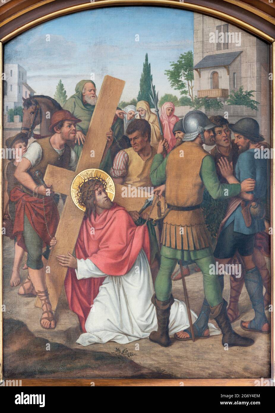 VIENNE, AUSTIRA - JUNI 17, 2021: La fresque de peinture Simon de Cyrène aide Jésus à porter la croix dans les stations de Cross Way de l'église Marienkirche Banque D'Images