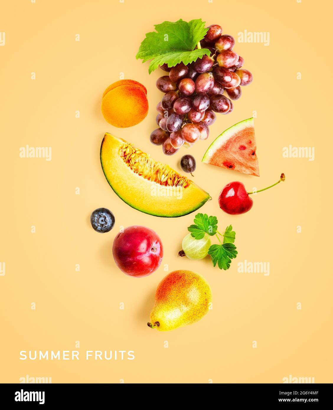 Aménagement créatif fruits d'été. Raisin, melon, pastèque, abricot, prune rouge, cerise, poire, myrtille et groseille sur fond jaune. Vue de dessus, Fla Banque D'Images