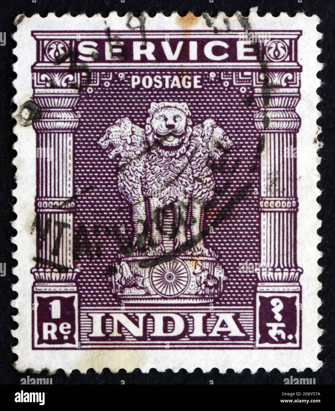 INDE - VERS 1950 : un timbre imprimé en Inde montre la capitale du lion du pilier Ashoka de Sarnath, emblème national de l'Inde, vers 1950 Banque D'Images