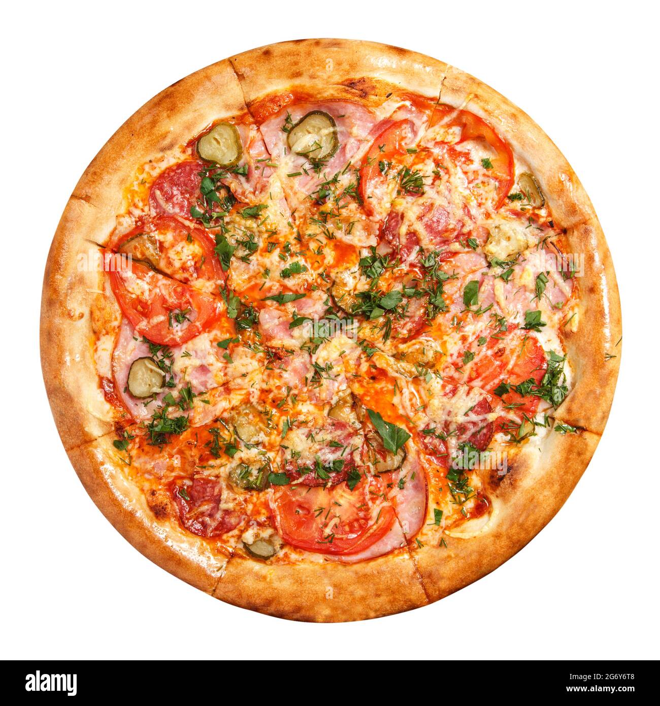 Pizza avec tranches de tomate et tranches de bacon avec fromage et concombres légèrement salés décorés d'herbes au-dessus de la vue isolée sur fond blanc. Banque D'Images