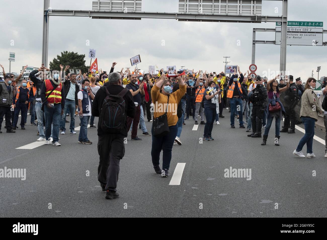 Manifestation des employés d'ADP (aéroports de Paris) à Roissy contre le PACTE (Plan d'adaptation des contrats de travail), parfois une réduction de deux mois de salaire par an. Paris, France, le 9 juillet 2021. Photo de Pierrick Villette/avenir Pictures/ABACAPRESS.COM Banque D'Images