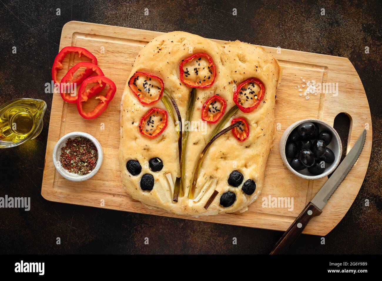 Focaccia d'art floral fait maison sur planche à découper en bois Banque D'Images