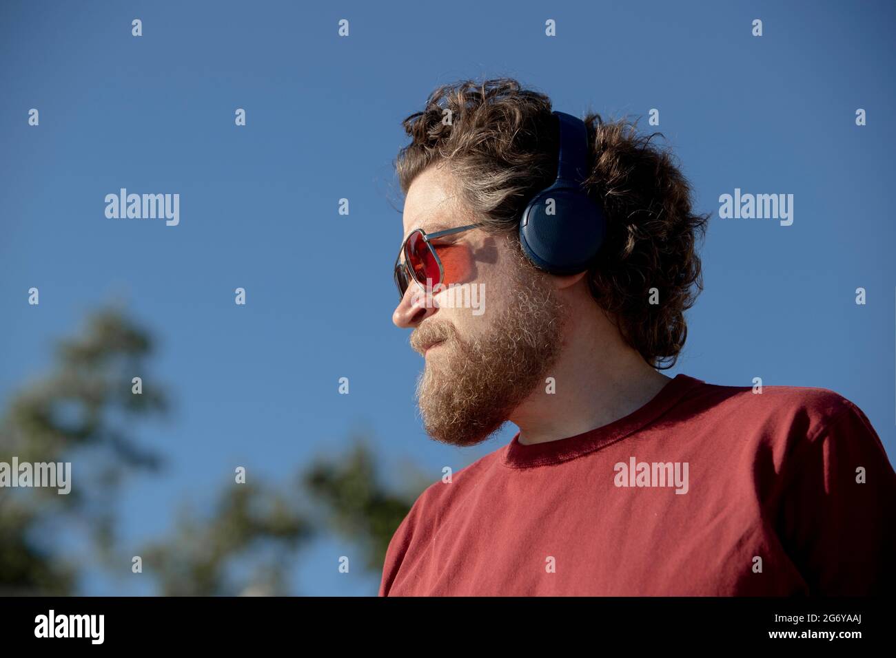 portrait d'un homme avec une barbe et un casque regardant à l'horizon en extérieur Banque D'Images