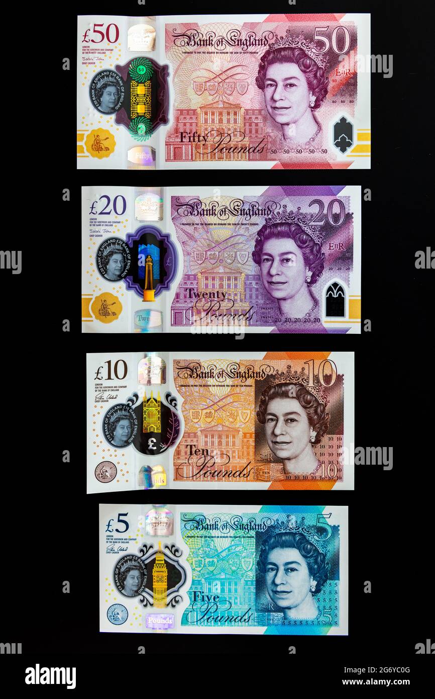 Banque d'Angleterre Collection complète de nouveaux billets en polymère sur fond noir Banque D'Images